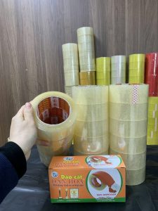 Trọng lượng tổng: 330gr
 	Độ dày: 43 Mic
 	Khổ rộng sản phẩm: 4.8F
 	Chiều dài: 100 Yard 
 	Màu sắc: trắng trong, vàng chanh
 	Đóng gói: Mỗi cây băng dính 2kg cuộn gồm 6 cuộn/cây.
 	Sản xuất: Hoang Giang Packaging